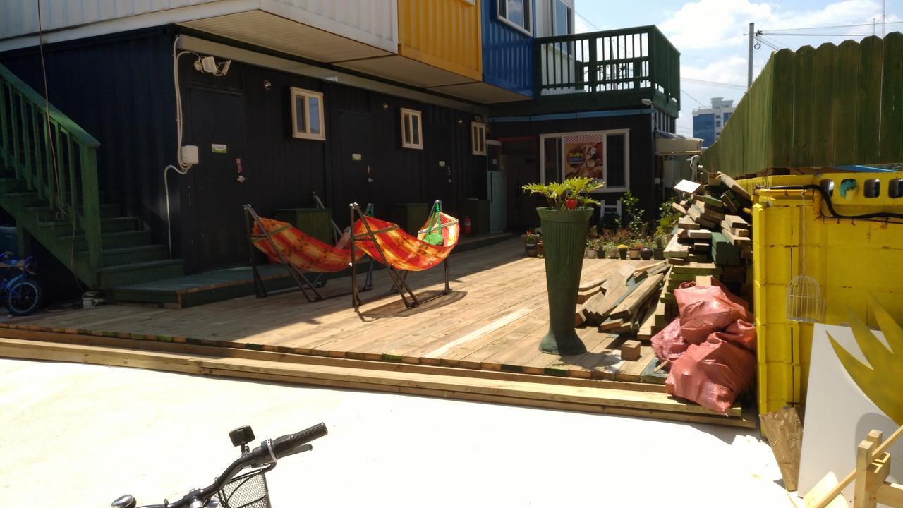 Ocean Capsule Guesthouse Gangneung Exteriör bild