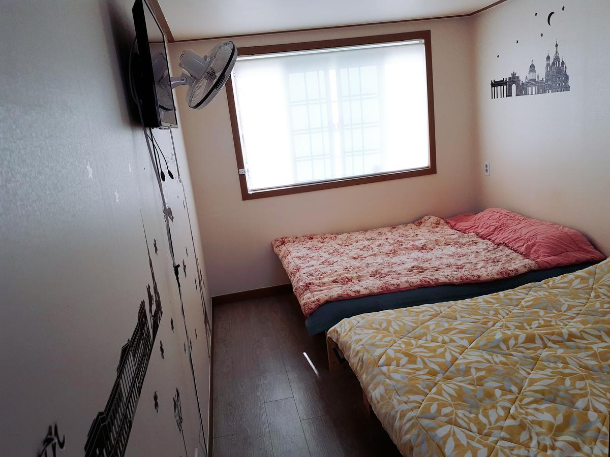 Ocean Capsule Guesthouse Gangneung Exteriör bild